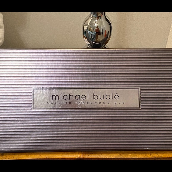 Michael Buble Collector’s Edition Coffee Table Book + CD Set - Picture 2 of 8